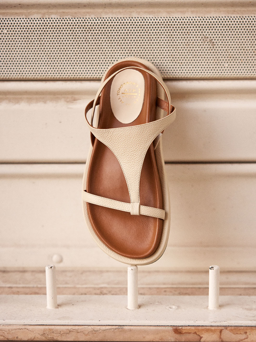 Ultimo Mandorla Grained Leather Comfy sandals