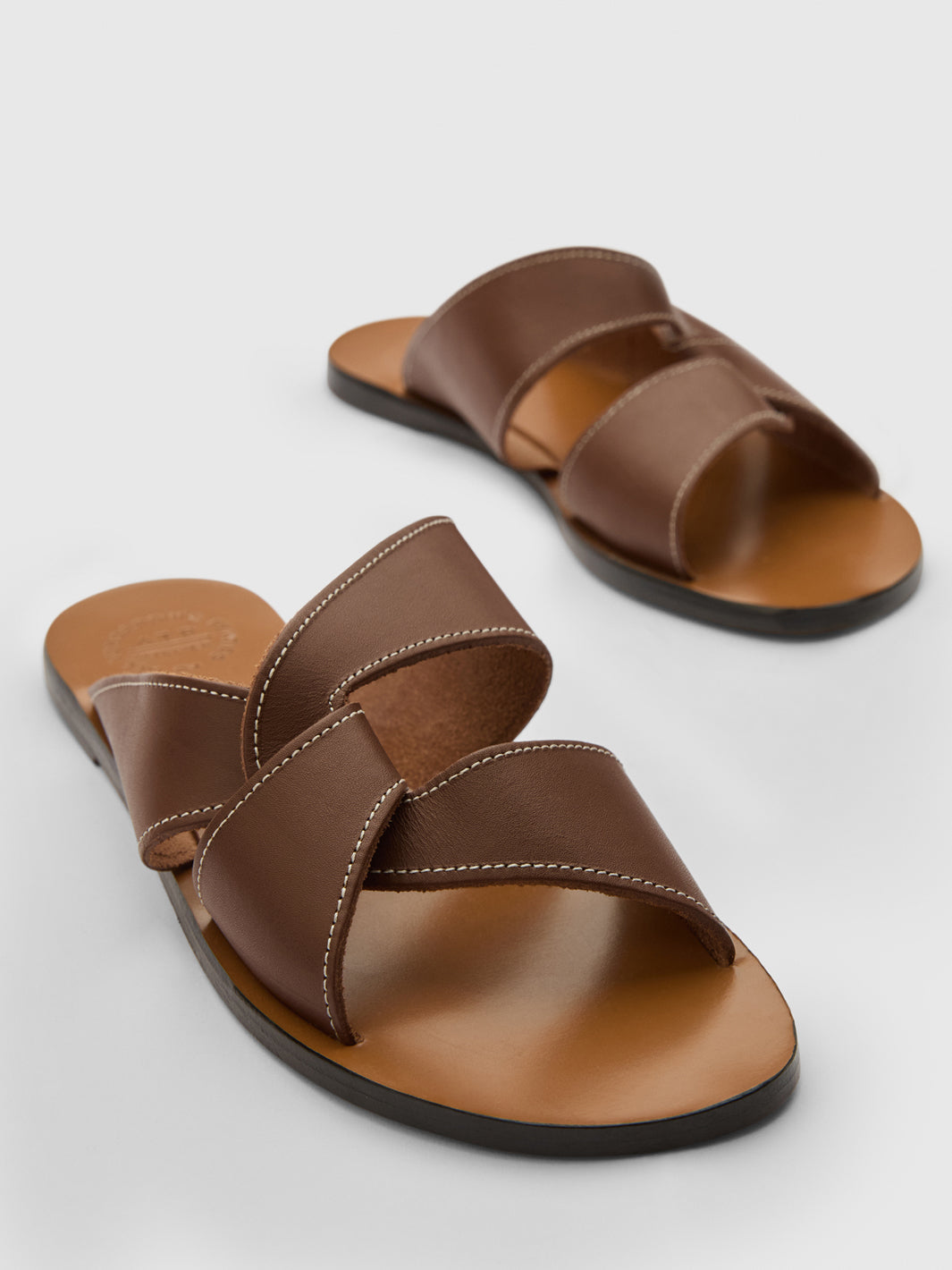 Allai Cannella/Contrast Stitch Leather Flat sandals
